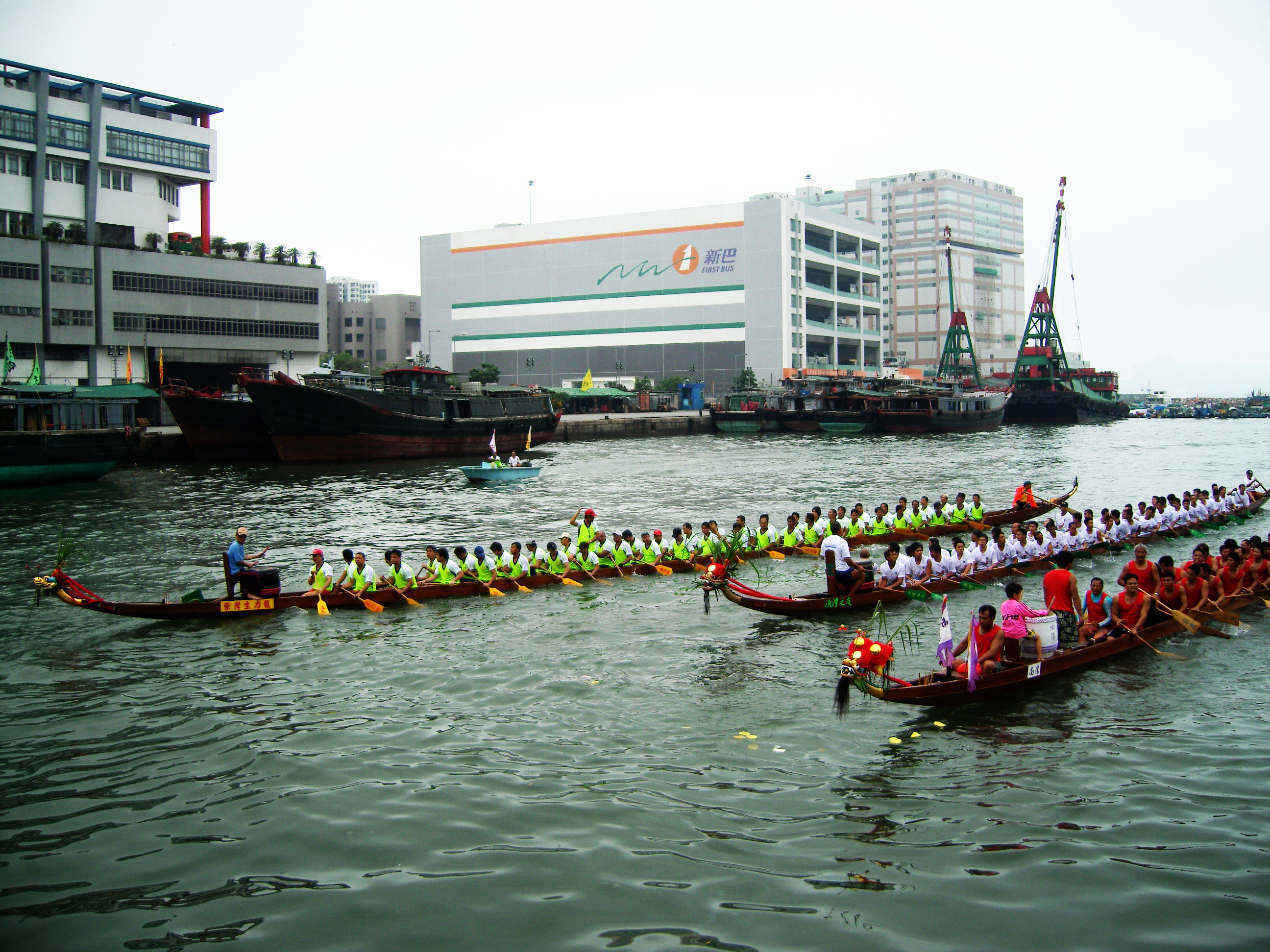 Eastern_District_Dragon_Boat_Race_-_2008-06-01_09h52m48s_SN201360
